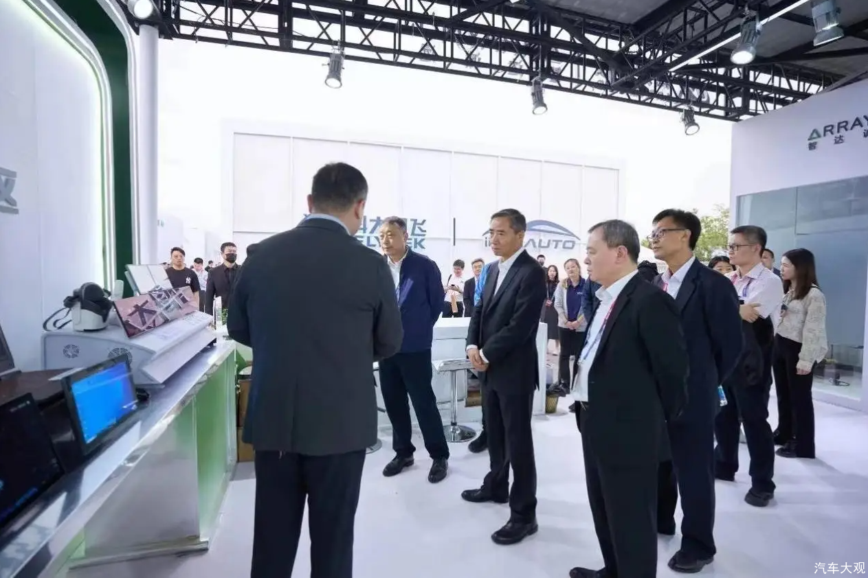 诚迈科技智达诚远引领车载创新，辛国斌副部长北京车展体验峰昇OS操作系统